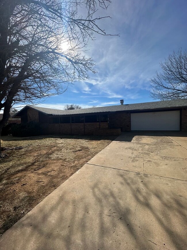 Building Photo - Newly Remodeled Big and Spacious 5 Bed Home! Huge Back Yard!