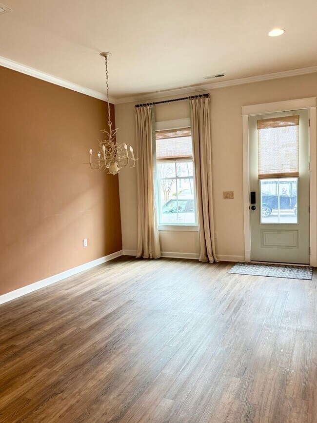 Building Photo - ELITE Townhome on Market Common! Move in ready! Make it YOURS for the Holidays!