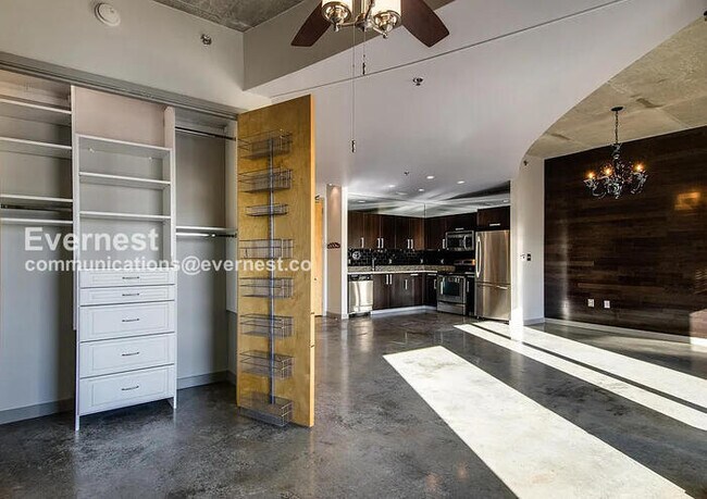 Building Photo - 1 Bed/2 Bath Condo with Garage / Pet-Friendly / Available Now!