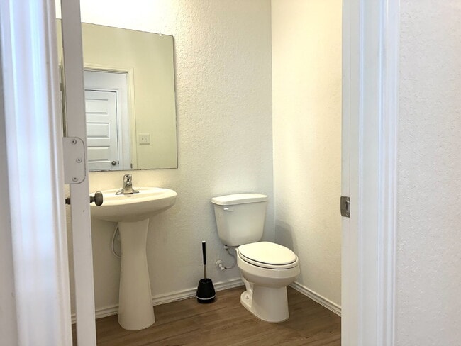 Building Photo - Spacious 4 Bed/2.5 Bath in Seguin with Easy I-10 Access