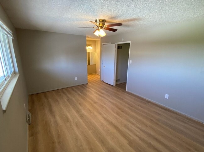 Building Photo - Spacious 2BR Townhome in Denver