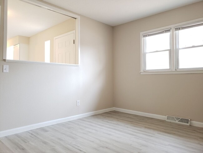 Building Photo - SPACIOUS 3 BEDROOM 2 BATH AVAILABLE NOW!!