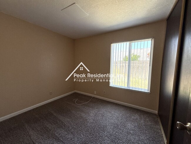 Building Photo - Spacious Elk Grove 3bd/2ba Triplex with Backyard