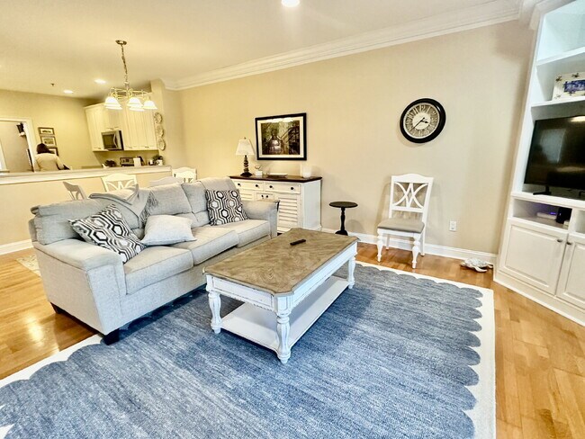 Building Photo - Spacious Two Bedroom Condo in the Crescent!