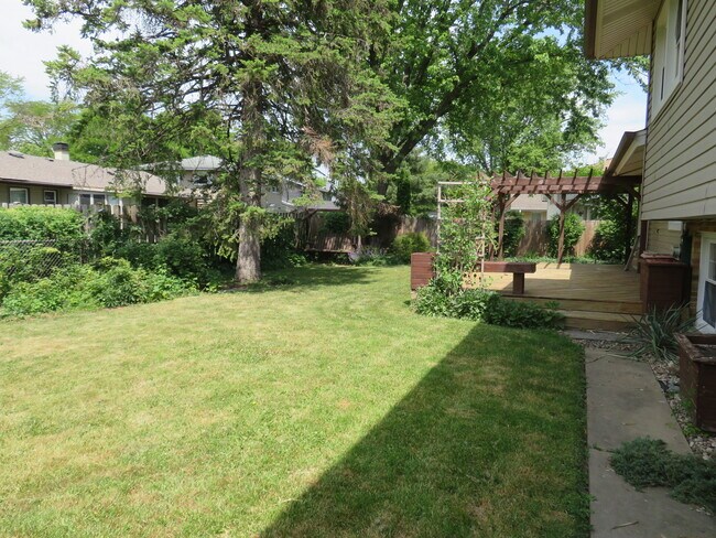 Building Photo - 932 Brantwood Ave