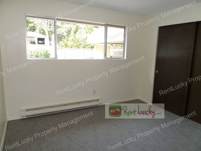 Building Photo - Super-Cute 2 Bedroom, 2 Bath Duplex in Unb...