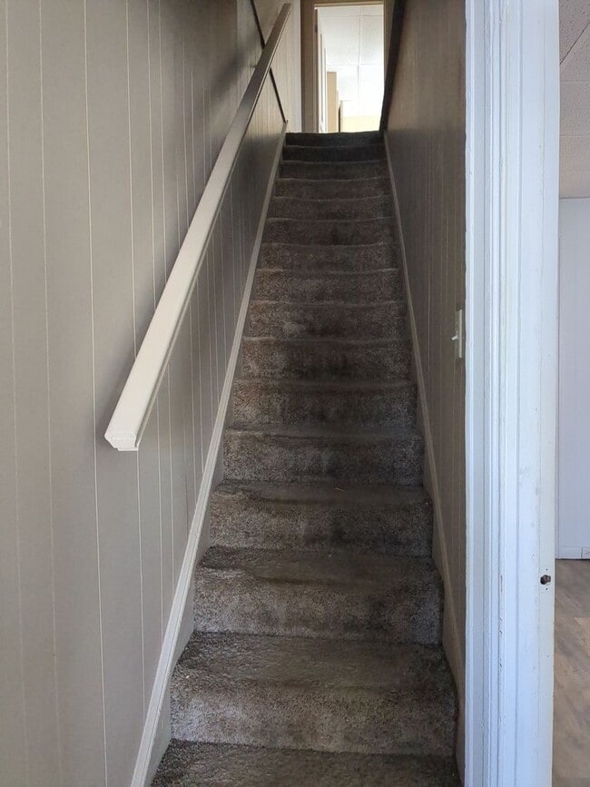 Building Photo - Recently renovated 4/5 Bedroom house