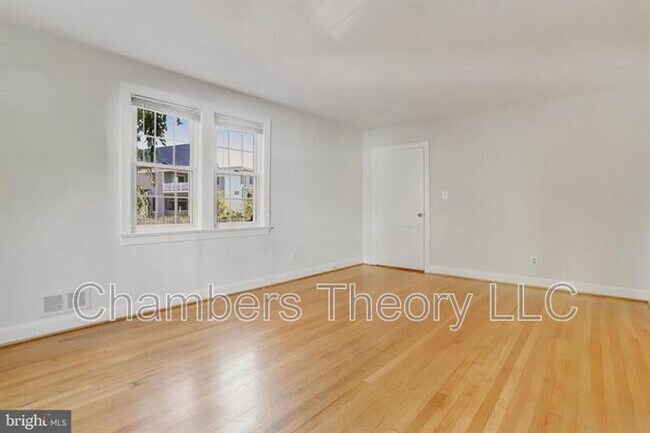 Building Photo - 530 N Nelson St