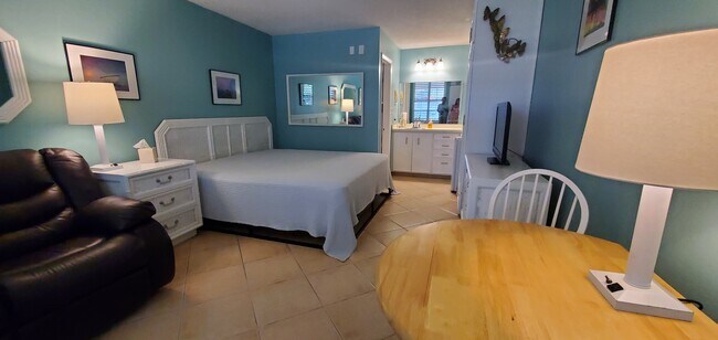 Building Photo - 2555 Tamiami Trl N