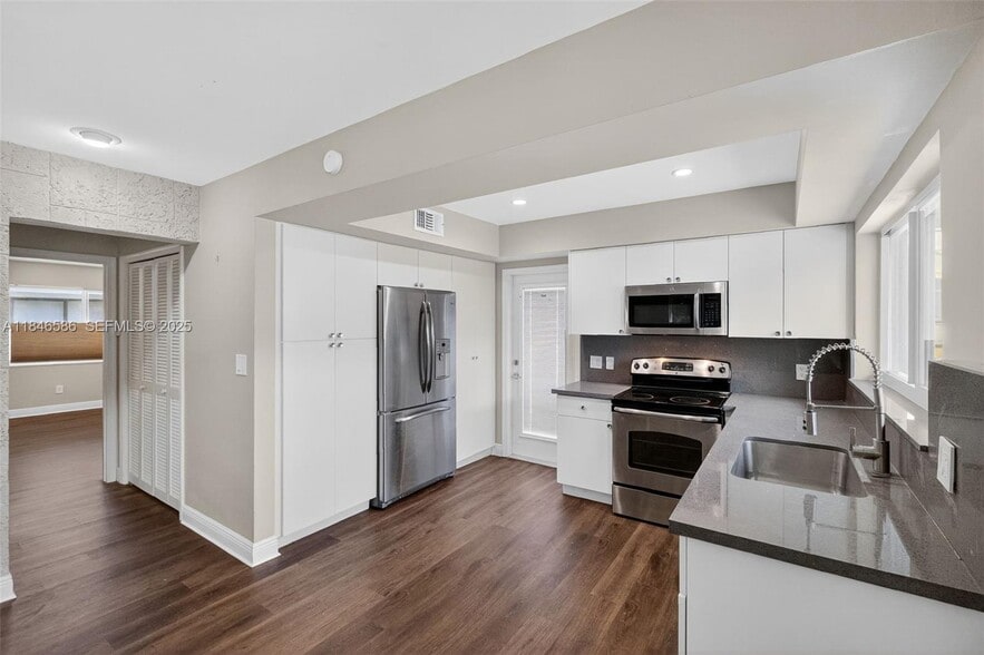 Building Photo - 539 Menendez Ave