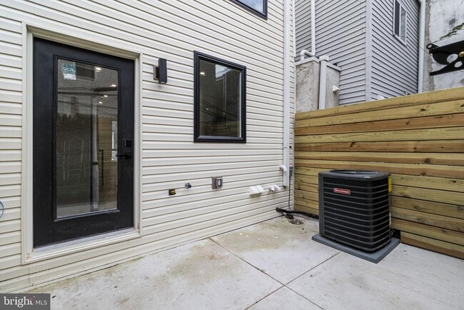 Building Photo - 2139 Sears St