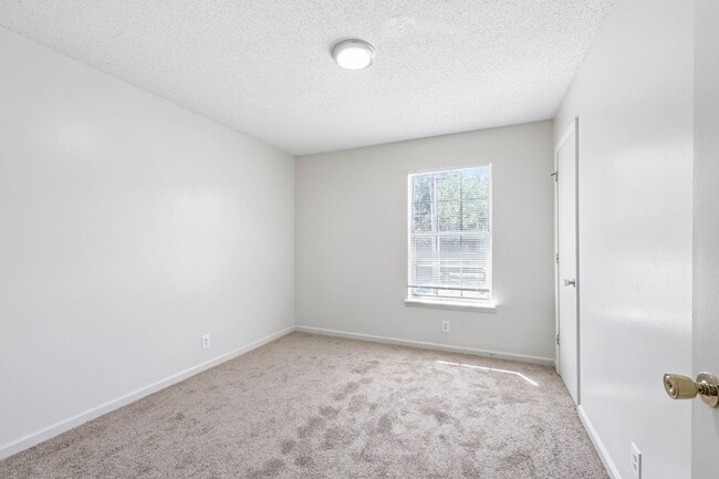 Building Photo - 285 State Line Rd