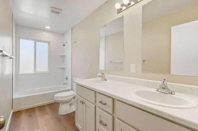 Building Photo - 1549 Sanderson Ave