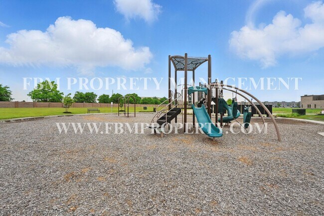 Building Photo - 2116 Layla Dr