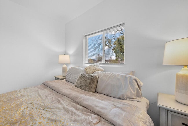 Building Photo - 2009 Sharon St