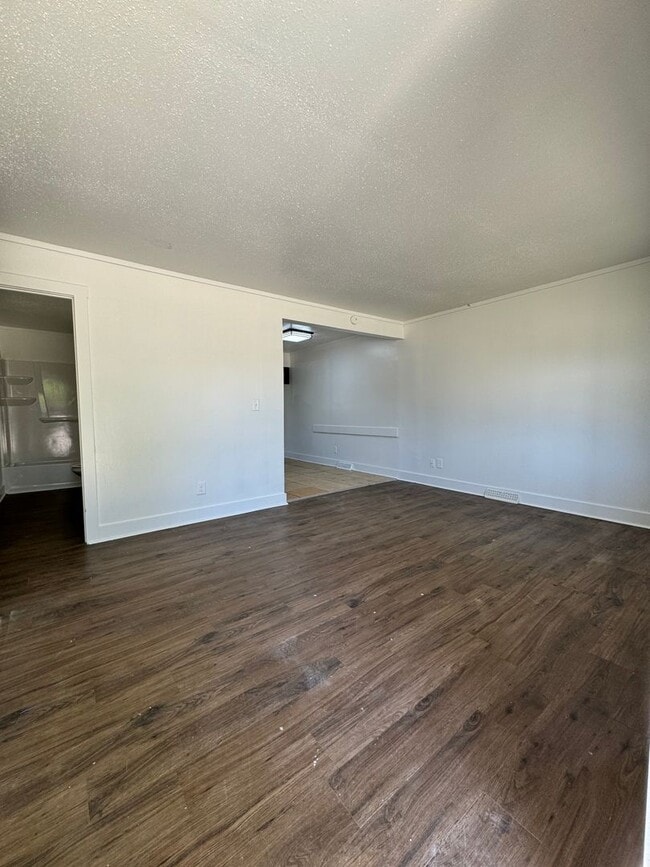 Building Photo - 2 bedroom 1 bath duplex