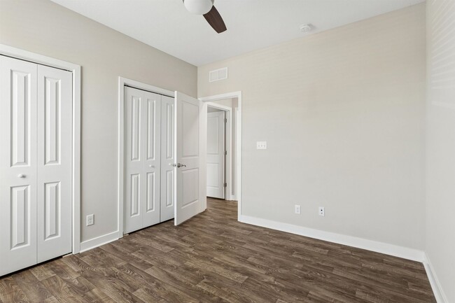 Building Photo - End Unit 2BR Condo with Garage, Balcony & Open Living