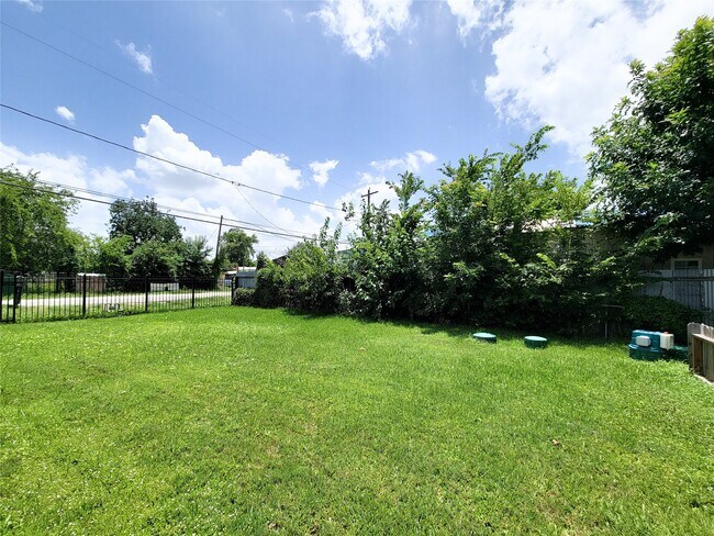 Building Photo - 2513 Kowis St