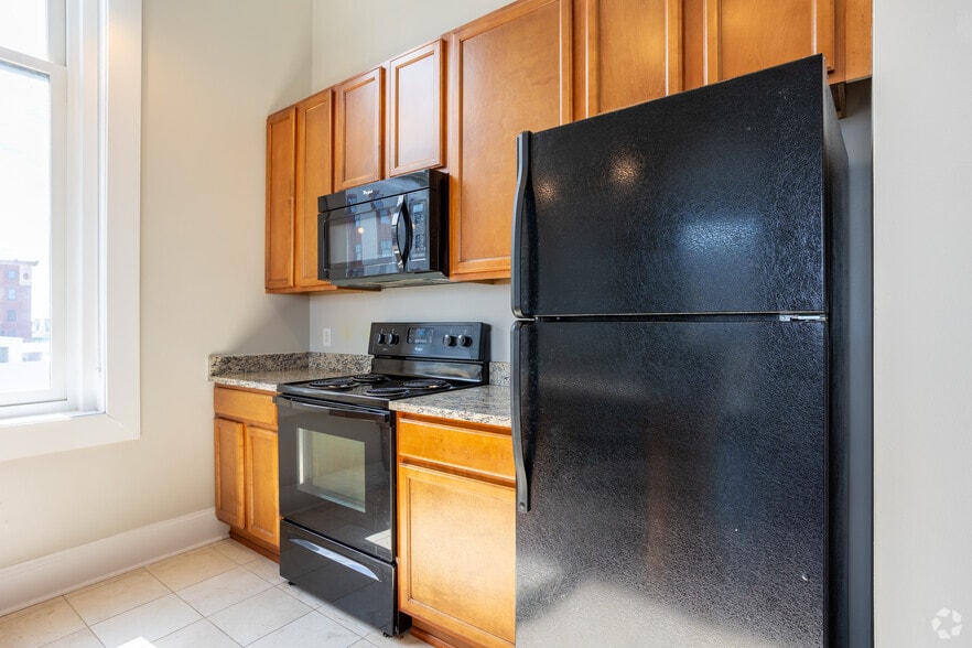 2BR, 1BA - 990SF - Kitchen - The Renwick Building