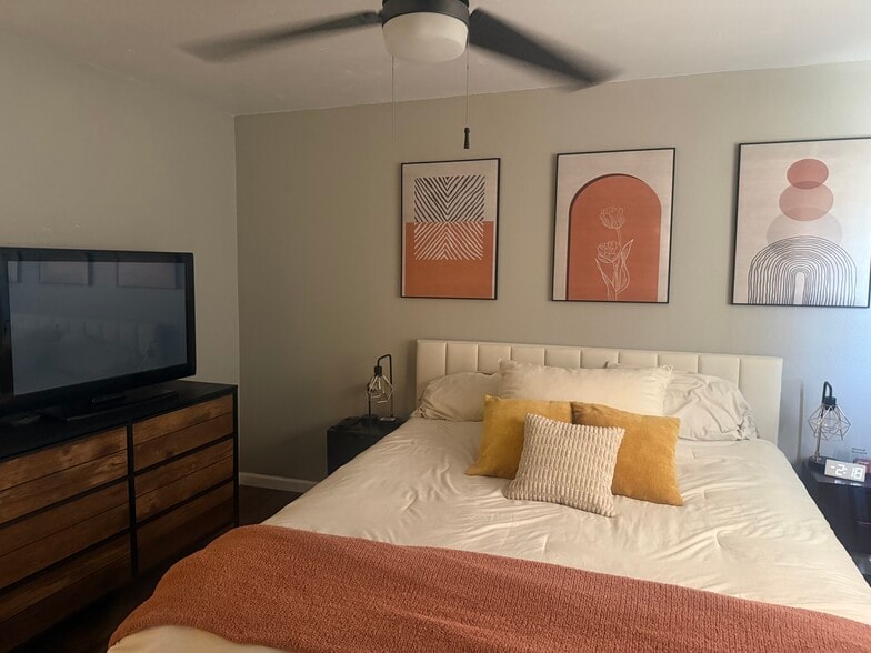master room - 2936 E Clarendon Ave