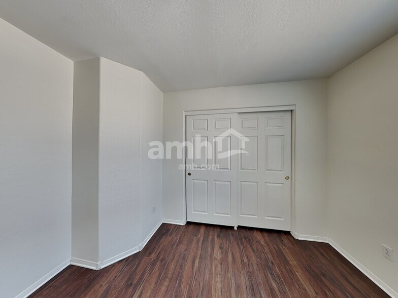 Building Photo - 1006 Lone Pine River Ave