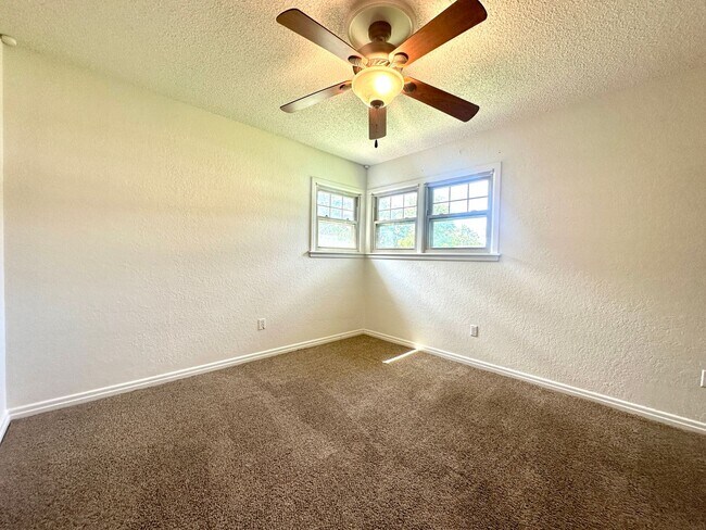 Building Photo - 3Bed/2Bath Available now!