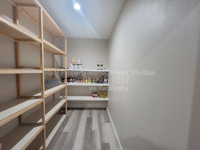 Building Photo - 4801 Pinehurst Dr