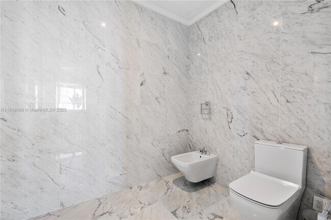 Building Photo - 15701 Collins Ave