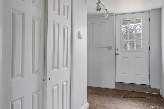 Building Photo - 492 Black Meadow Rd