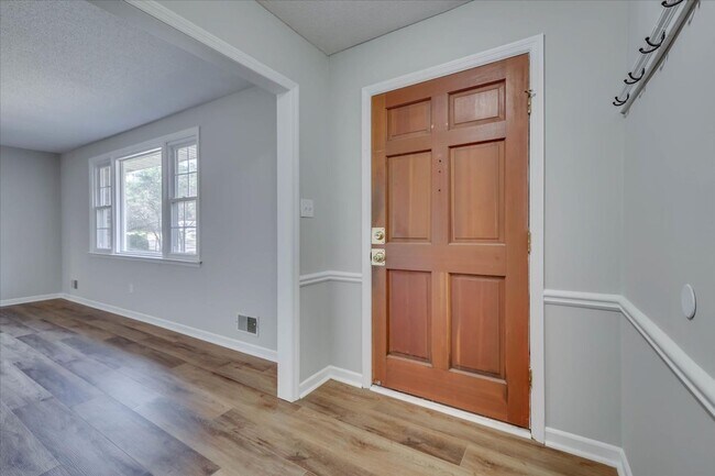 Building Photo - 3 Bed/2Bath home with garage, sunroom, and shed in Martinez