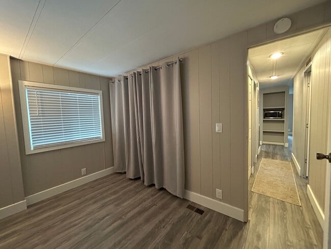 Building Photo - Newly Remodeled 2 Bedroom / 1 Bathroom Man...