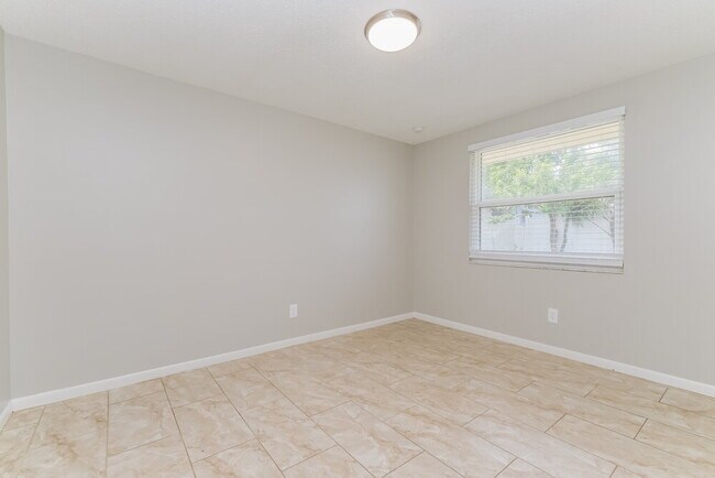 Building Photo - 516 Firefly Ln