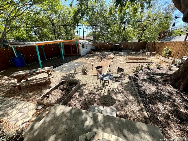 Building Photo - 414 Elmwood Dr