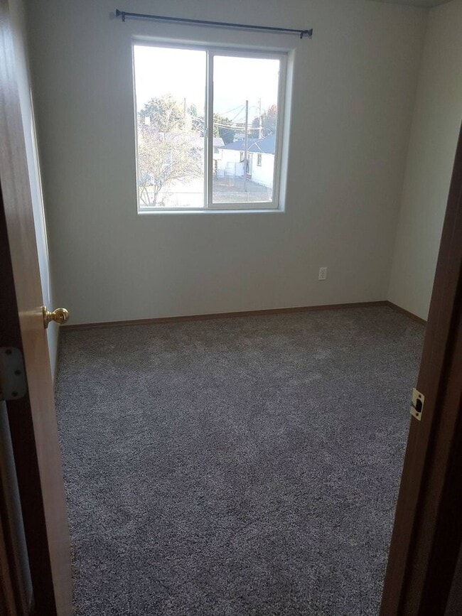 Building Photo - Wonderful 3 bedroom 2 bath Duplex in Post ...