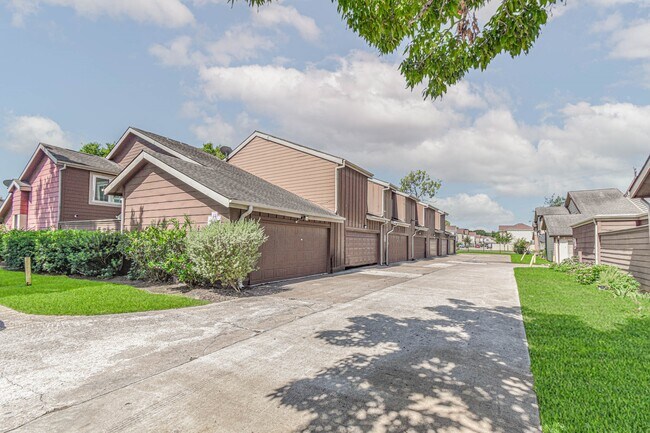 Building Photo - 12663 Wellington Park Dr