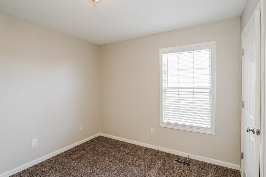 Building Photo - 268 Iris Dr