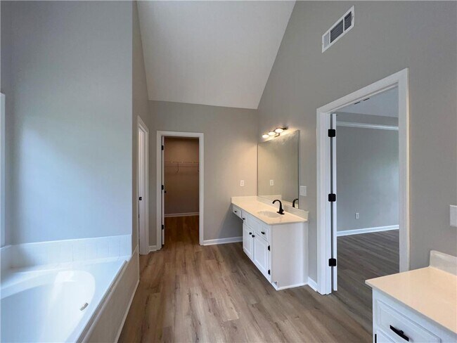 Building Photo - 12560 Crabapple Chase Dr