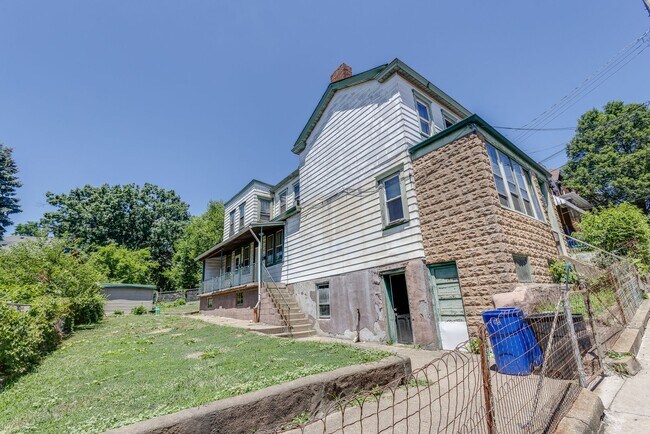 Building Photo - AVAILABLE APRIL 2026