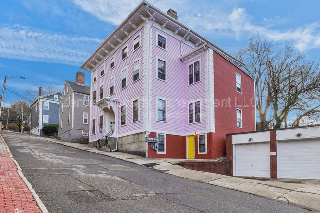 Building Photo - 35 Bowen St