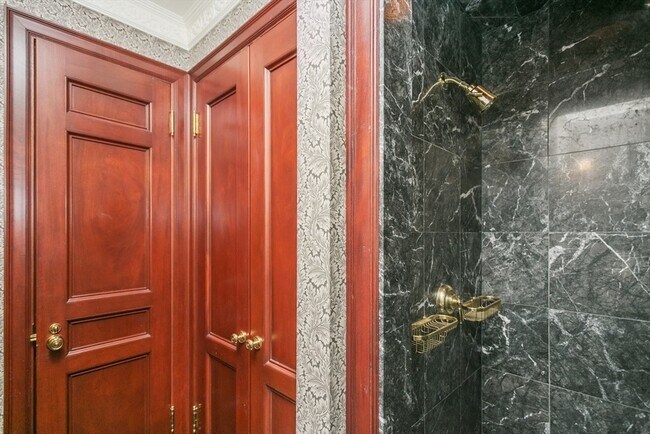 Building Photo - 404 Beacon St