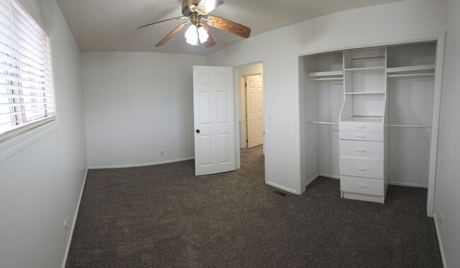 Building Photo - LEASE TAKEOVER: 3 bed, 2 bath Single Family home out by Hibbard