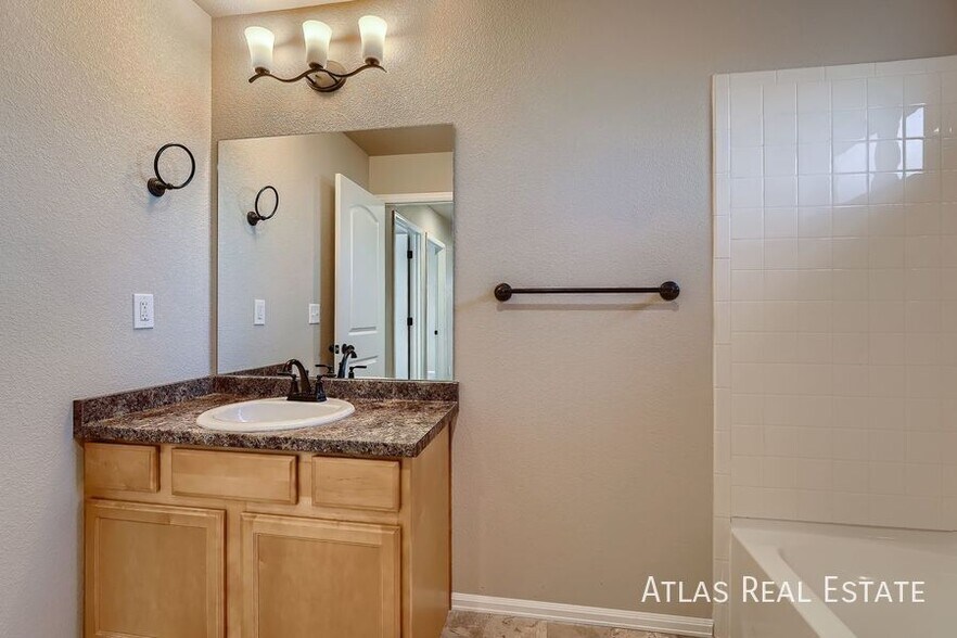 Building Photo - 708 Finch Dr