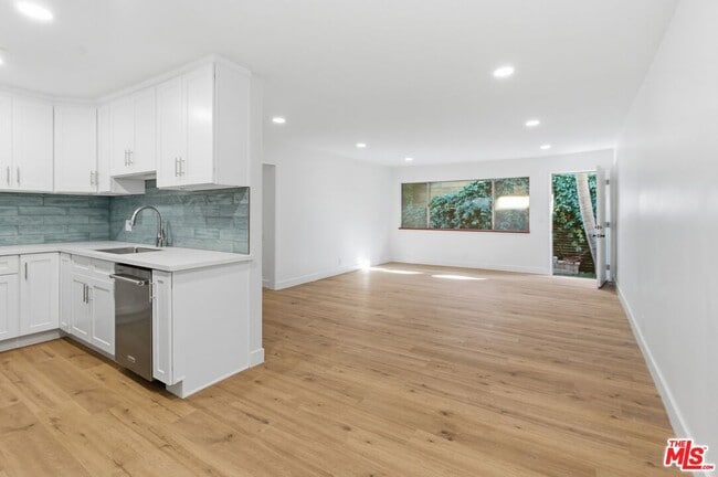 Building Photo - 614 6th Ave