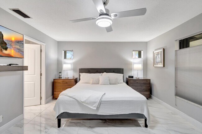 Building Photo - 10927 Dolphin Palm Ct