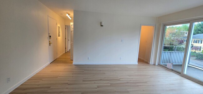 Building Photo - Everything is new! Harvard Sq! Walk to T! Large 1bd with balcony! Parking included!