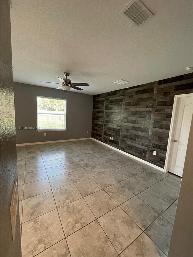 Building Photo - 982 SW Commonwealth Rd