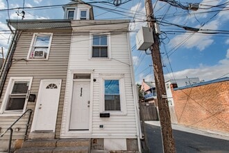 Building Photo - 212 N Peach St
