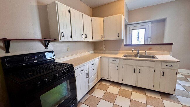 Building Photo - 633 Livingston Ave NE