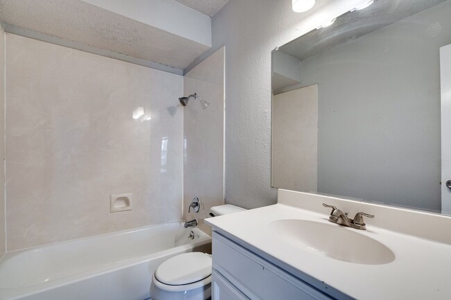 Building Photo - Broken Spoke - SOLA Townhome - 2BD - 1BA -...