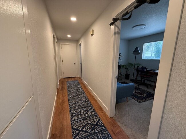 Building Photo - Spacious 4 Bed/3 Single Family Home in SW Bend - Large Backyard